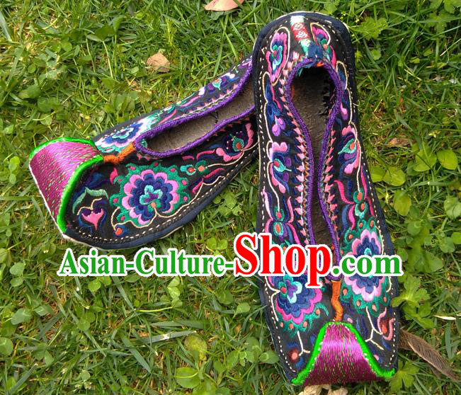 Chinese Handmade Embroidered Shoes Traditional Yi Nationality Shoes Yunnan Ethnic Shoes National Dance Shoes