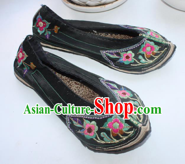 Chinese Yunnan Ethnic Woman Shoes National Handmade Black Embroidered Shoes Traditional Yi Nationality Strong Cloth Soles Shoes