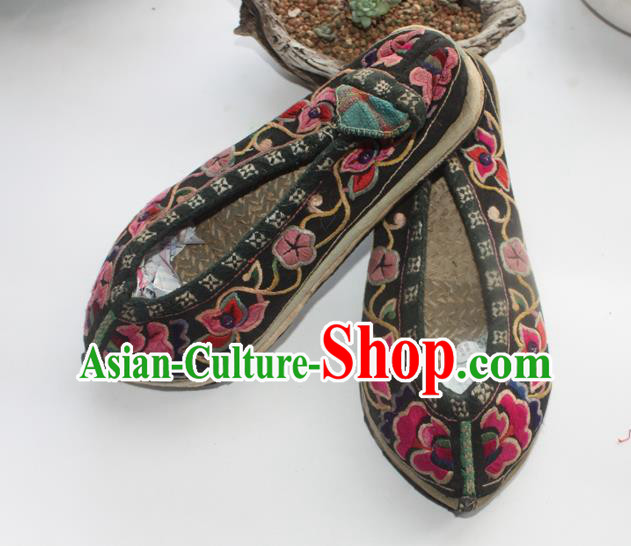 Chinese Handmade Black Embroidered Shoes Traditional Yunnan Yi Nationality Woman Shoes National Strong Cloth Soles Shoes