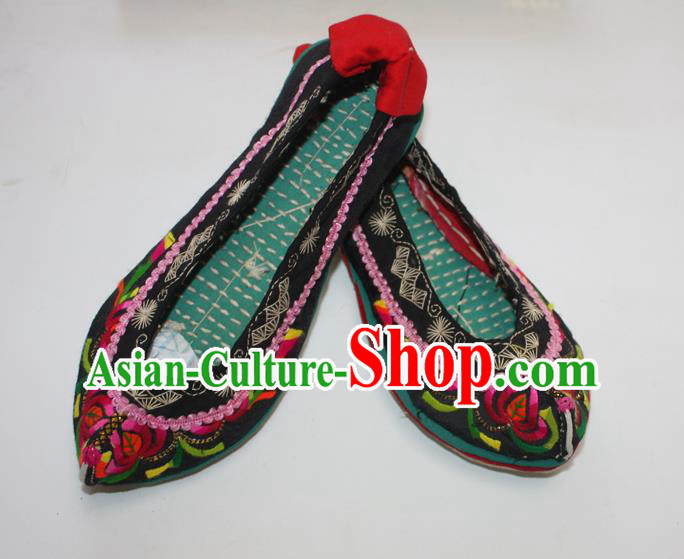 Chinese Traditional Yunnan Yi Nationality Woman Shoes National Ethnic Strong Cloth Soles Shoes Handmade Black Satin Embroidered Shoes