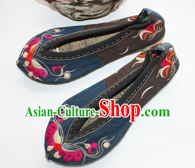 Chinese Handmade Navy Embroidered Butterfly Shoes Traditional Yi Nationality Shoes National Strong Cloth Soles Shoes Ethnic Woman Shoes