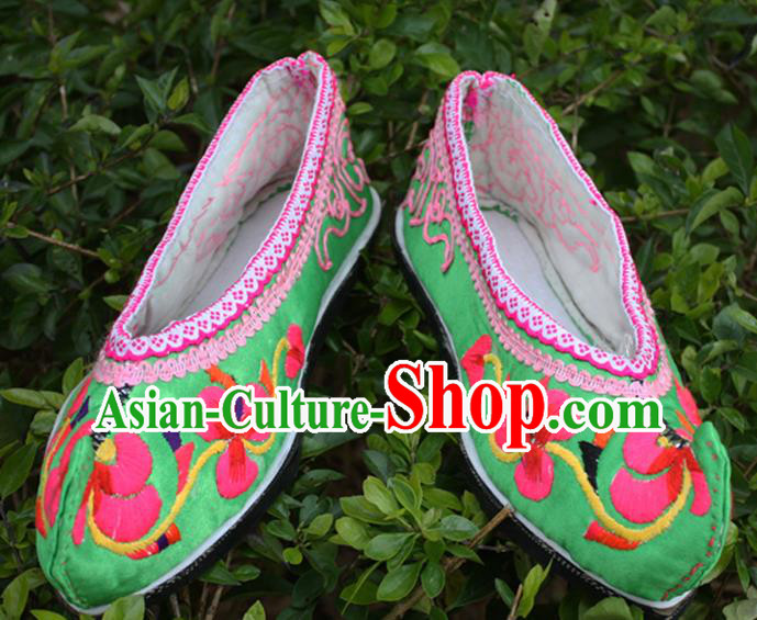Chinese Traditional Yi Nationality Shoes National Green Embroidered Shoes Handmade Strong Cloth Soles Shoes Ethnic Woman Shoes