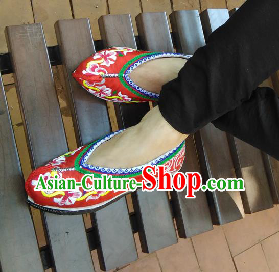 Chinese Ethnic Wedding Shoes Traditional Yi Nationality Shoes National Red Embroidered Shoes Handmade Strong Cloth Soles Shoes