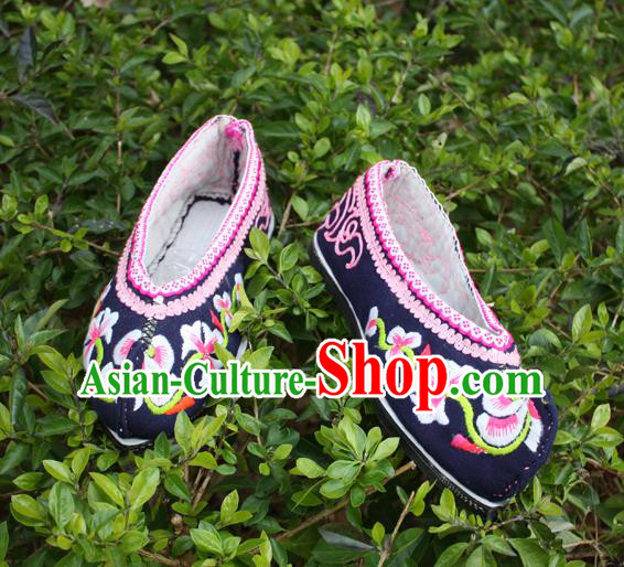 Chinese Traditional Yi Nationality Shoes National Navy Embroidered Shoes Handmade Strong Cloth Soles Shoes Ethnic Female Shoes