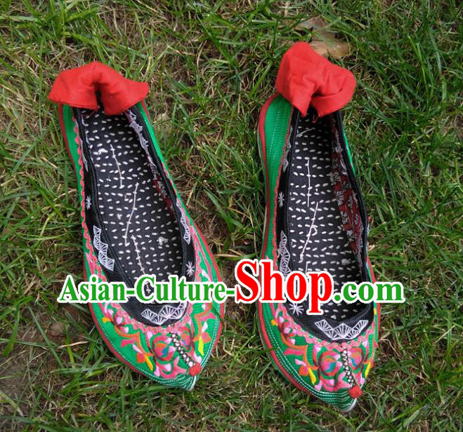 Chinese National Embroidered Green Satin Shoes Traditional Yi Nationality Shoes Yunnan Ethnic Female Shoes