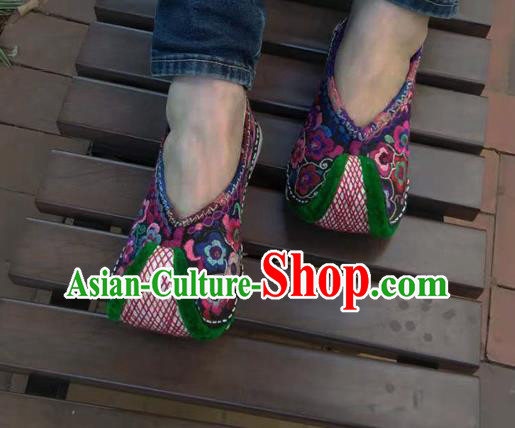 Chinese Traditional National Shoes Yunnan Ethnic Embroidered Shoes Court Cloth Shoes