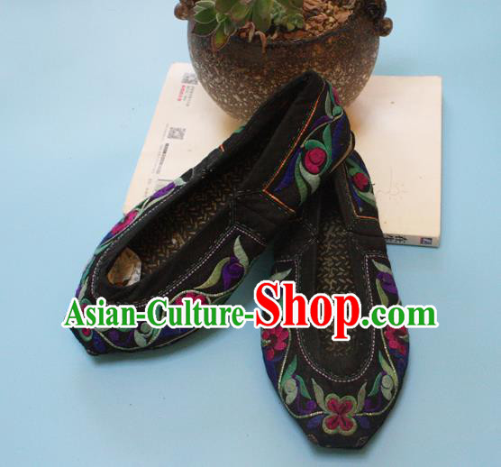Chinese Traditional Yi Nationality Embroidered Shoes Handmade Strong Cloth Soles Shoes Folk Dance Shoes
