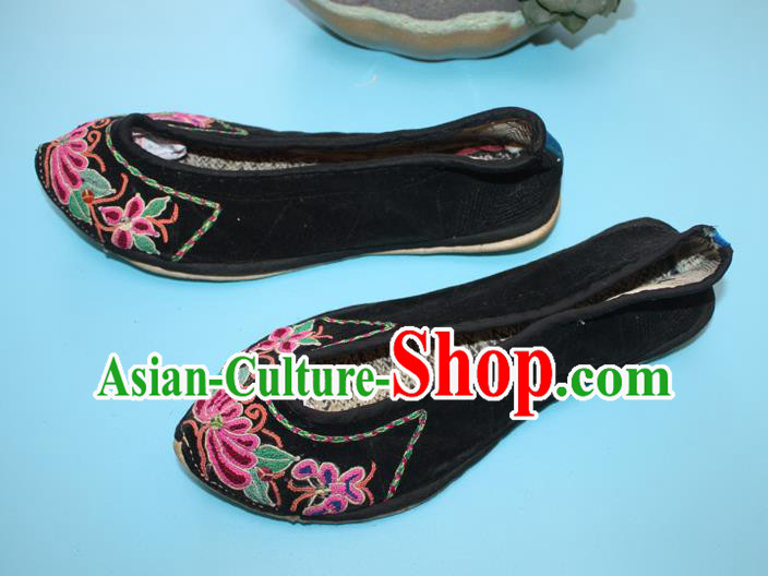 Chinese Handmade Yi Nationality Woman Shoes Yunnan Folk Dance Shoes Traditional Black Embroidered Shoes