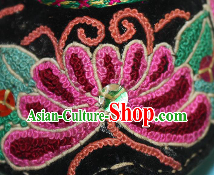 Chinese Handmade Yi Nationality Woman Shoes Yunnan Folk Dance Shoes Traditional Black Embroidered Shoes