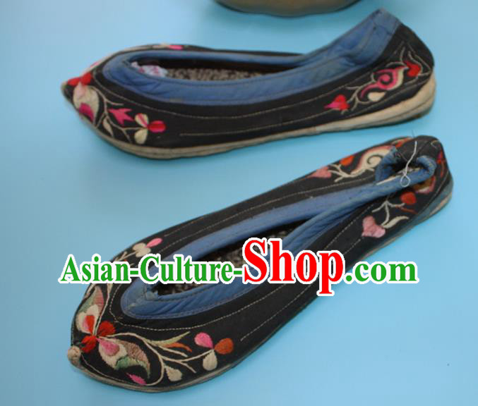 Chinese Traditional Ethnic Black Embroidered Shoes Handmade Yi Nationality Woman Shoes Yunnan Folk Dance Shoes