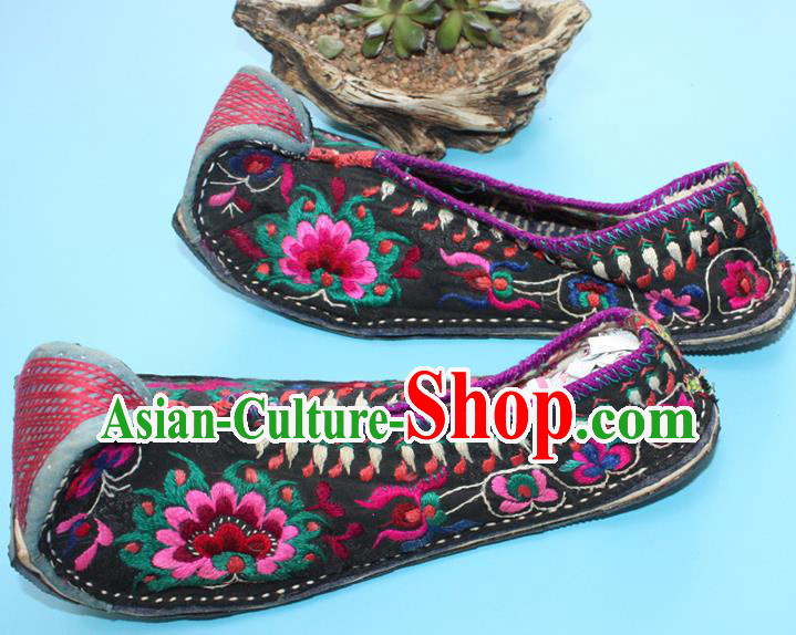 Chinese Handmade Yi Nationality Shoes Yunnan Woman Folk Dance Shoes Traditional Ethnic Full Embroidered Shoes
