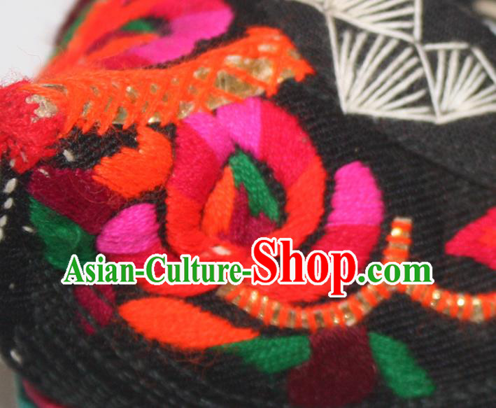 Chinese Yi Ethnic Female Shoes Traditional Black Embroidered Shoes Handmade Strong Cloth Soles Shoes