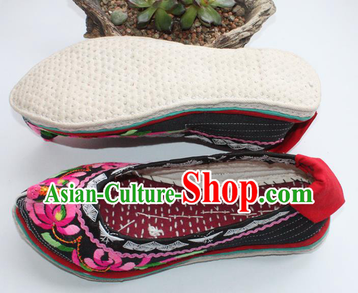 Chinese Handmade Yunnan Ethnic Shoes Traditional Black Embroidered Shoes Yi Nationality Dance Shoes