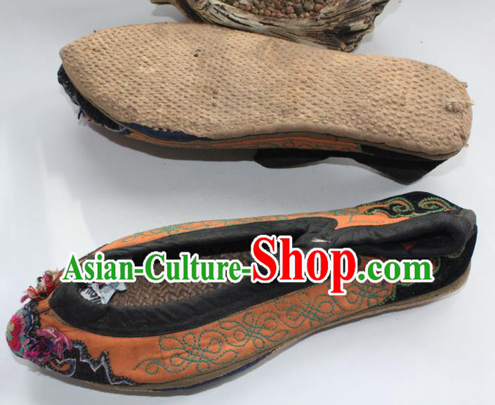 Chinese Handmade Yunnan Ethnic Orange Cloth Shoes Traditional Embroidered Shoes Yi Nationality Woman Shoes