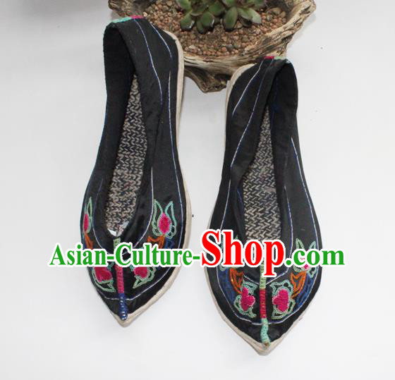 Chinese Yi Nationality Dance Shoes Handmade Yunnan Ethnic Cloth Shoes Traditional Black Embroidered Shoes