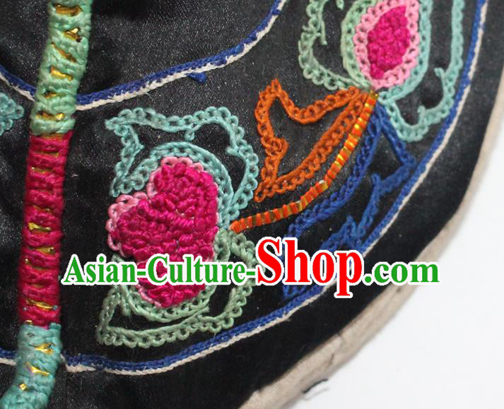 Chinese Yi Nationality Dance Shoes Handmade Yunnan Ethnic Cloth Shoes Traditional Black Embroidered Shoes