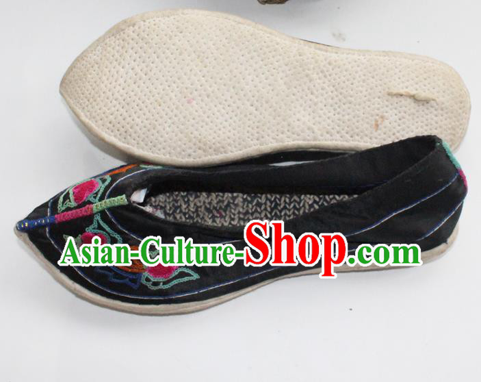 Chinese Yi Nationality Dance Shoes Handmade Yunnan Ethnic Cloth Shoes Traditional Black Embroidered Shoes