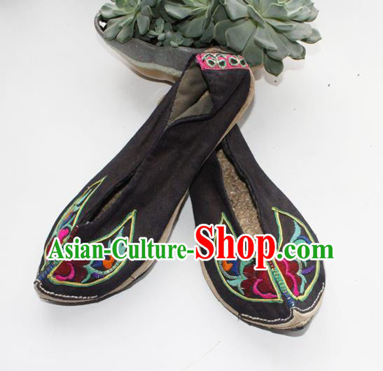 Chinese Handmade Yunnan Ethnic Black Cloth Shoes Traditional Embroidered Shoes Yi Nationality Folk Dance Shoes