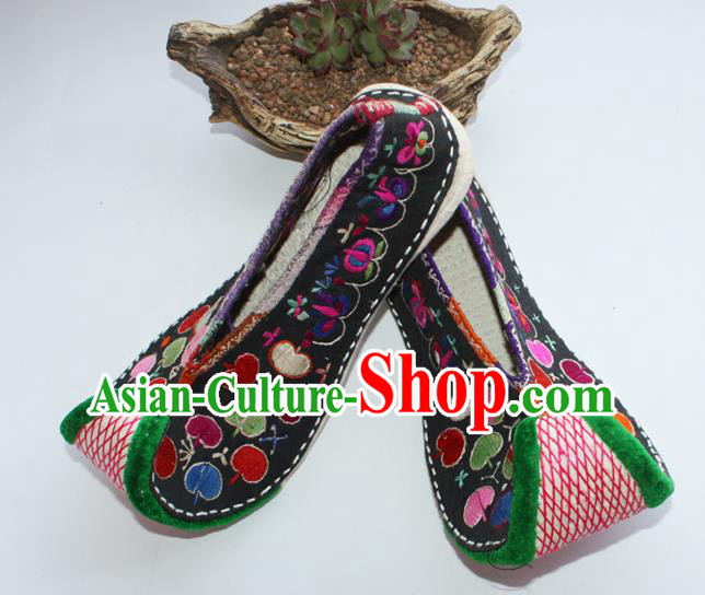 Chinese Traditional Court Embroidered Shoes Handmade Yi Nationality Shoes Yunnan Ethnic Black Cloth Shoes