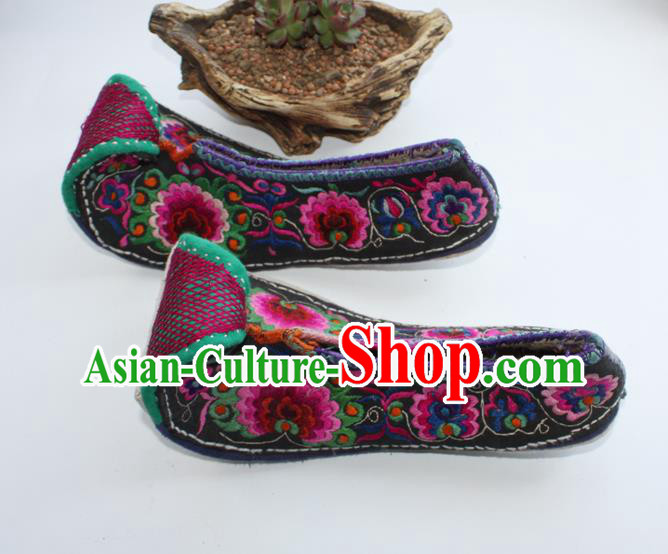 Chinese Handmade Shui Nationality Female Shoes Yunnan Ethnic Shoes Traditional Court Embroidered Shoes