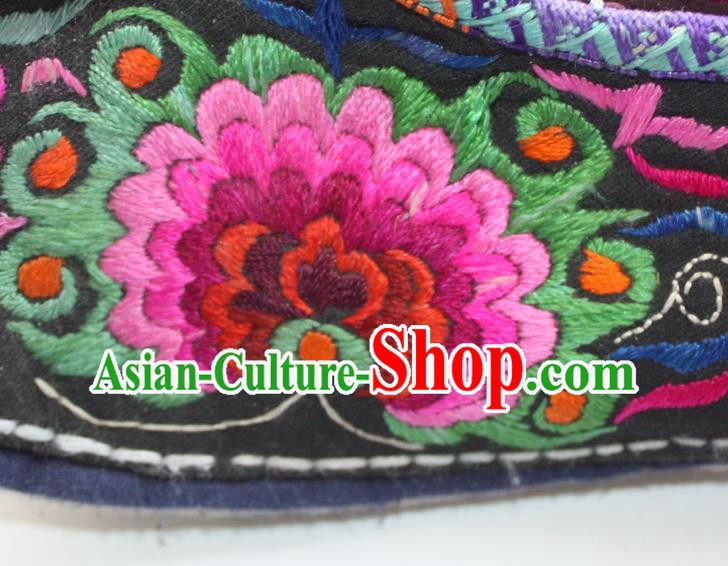 Chinese Handmade Shui Nationality Female Shoes Yunnan Ethnic Shoes Traditional Court Embroidered Shoes