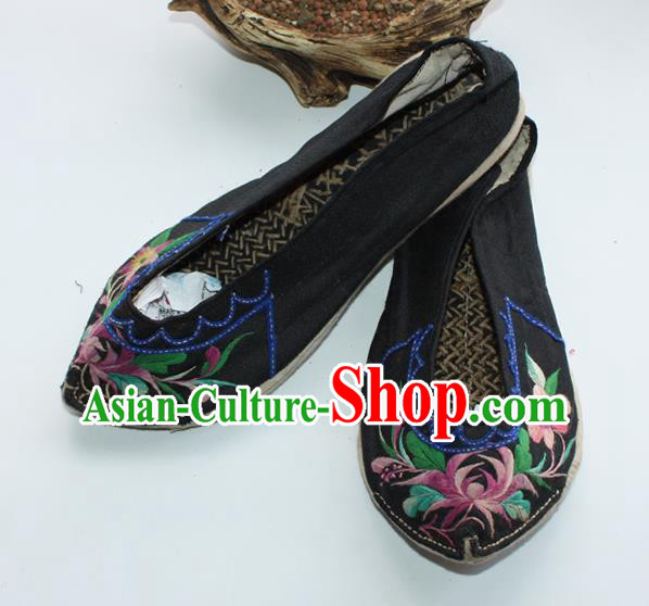 Chinese Yunnan Ethnic Shoes Traditional Black Cloth Shoes Embroidered Shoes Handmade Yi Nationality Female Shoes