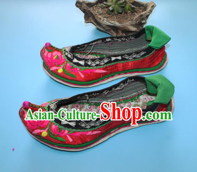Chinese Handmade Yunnan Ethnic Woman Shoes Traditional Wedding Red Embroidered Shoes Yi Nationality Folk Dance Shoes