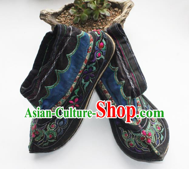 China Handmade Yi Nationality Shoes Yunnan Embroidered Black Boots
