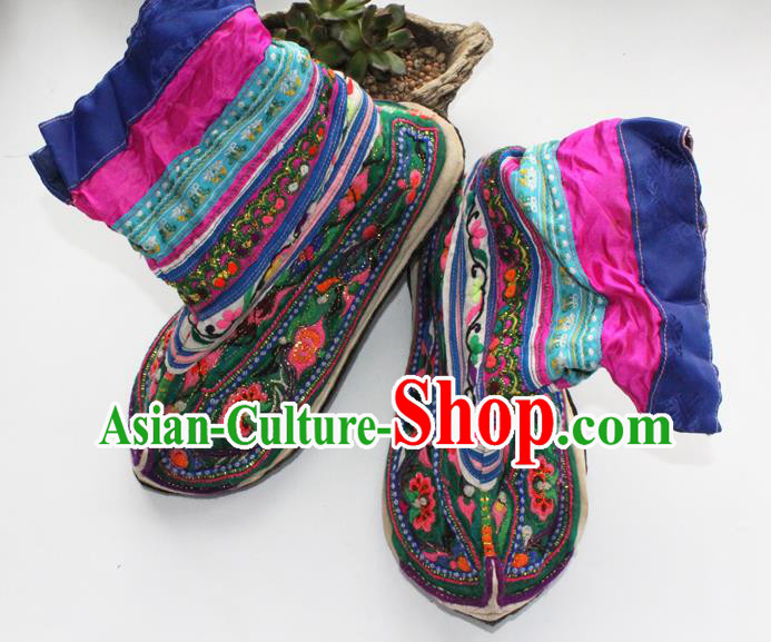 China Handmade Yi Nationality Shoes Yunnan Embroidered Green Satin Boots