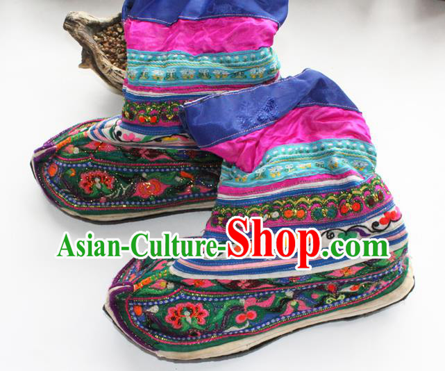 China Handmade Yi Nationality Shoes Yunnan Embroidered Green Satin Boots