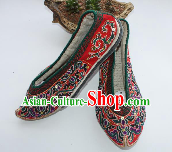 Chinese Yunnan National Wedding Shoes Handmade Ethnic Strong Cloth Soles Shoes Shui Nationality Embroidered Shoes