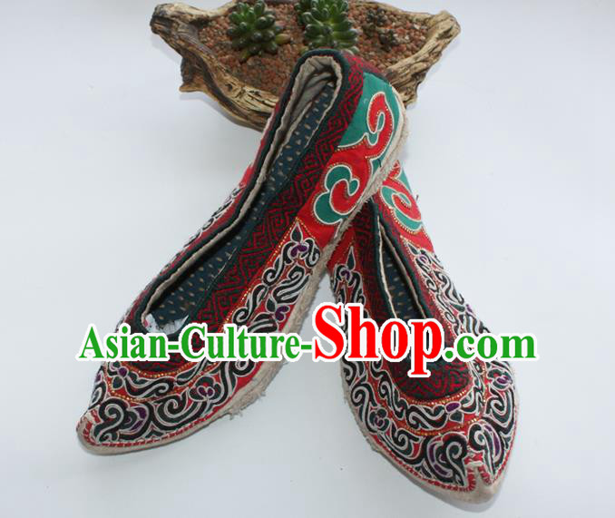 Chinese Shui Nationality Embroidered Shoes Yunnan National Wedding Shoes Handmade Ethnic Strong Cloth Soles Shoes