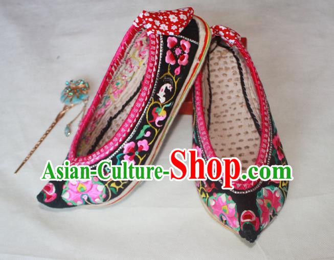 Chinese National Yunnan Black Embroidered Shoes Handmade Ethnic Shoes Yi Nationality Young Lady Shoes