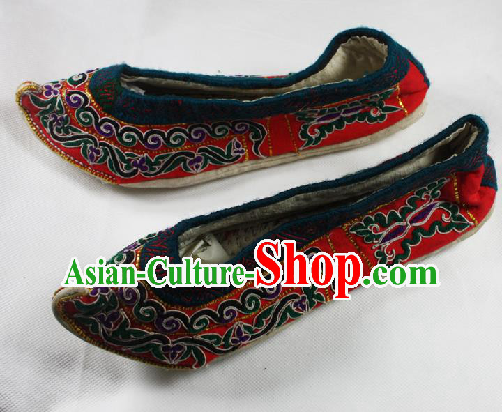 Chinese National Yunnan Embroidered Shoes Handmade Ethnic Wedding Bride Shoes Yi Nationality Red Cloth Shoes