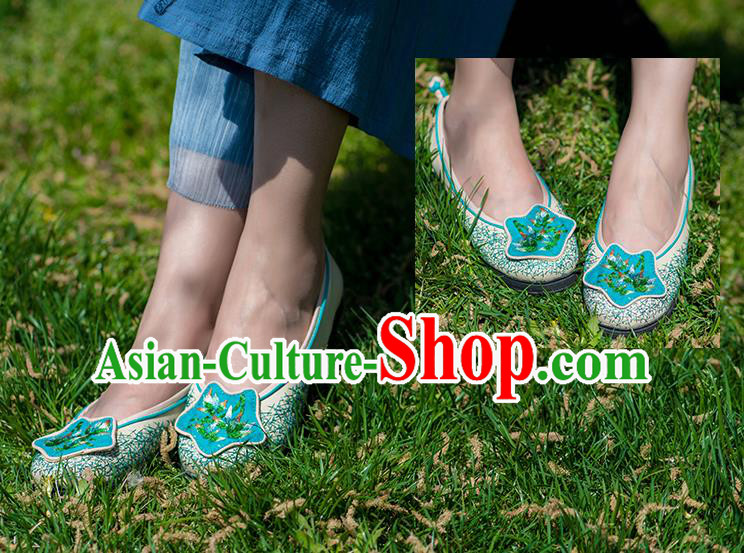 China Handmade Old Beijing Cloth Shoes Folk Dance Shoes National Woman Beige Flax Shoes Embroidered Bamboo Shoes