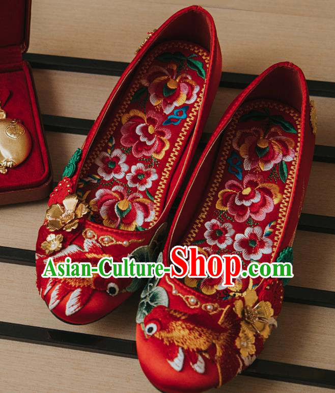 China Handmade Bride Shoes Xiuhe Suit Shoes Wedding Red Satin Shoes Embroidered Goldfish Shoes