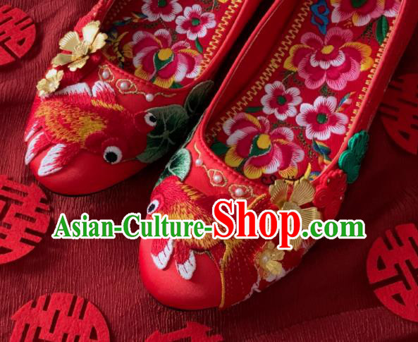 China Handmade Bride Shoes Xiuhe Suit Shoes Wedding Red Satin Shoes Embroidered Goldfish Shoes