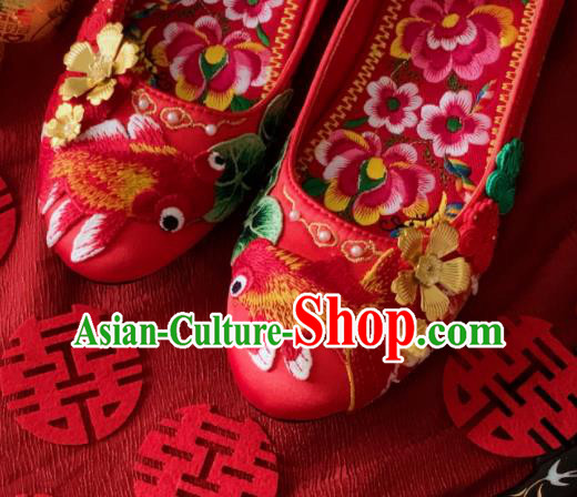China Handmade Bride Shoes Xiuhe Suit Shoes Wedding Red Satin Shoes Embroidered Goldfish Shoes