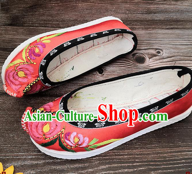 Handmade China National Woman Strong Cloth Shoes Yunnan Ethnic Red Satin Shoes Wedding Bride Embroidered Shoes
