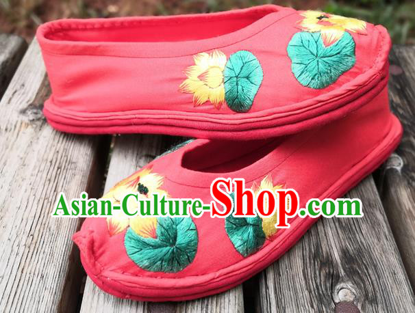 Handmade China National Woman Strong Cloth Shoes Yunnan Ethnic Folk Dance Shoes Wedding Bride Red Embroidered Lotus Shoes