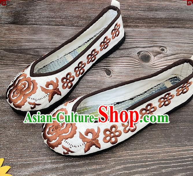 Handmade China Beige Embroidered Shoes National Woman Strong Cloth Shoes Yunnan Ethnic Folk Dance Shoes