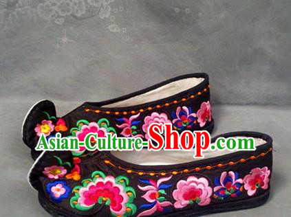 China National Woman Black Satin Shoes Yunnan Embroidered Shoes Wedding Bride Hanfu Shoes Handmade Ethnic Dance Shoes