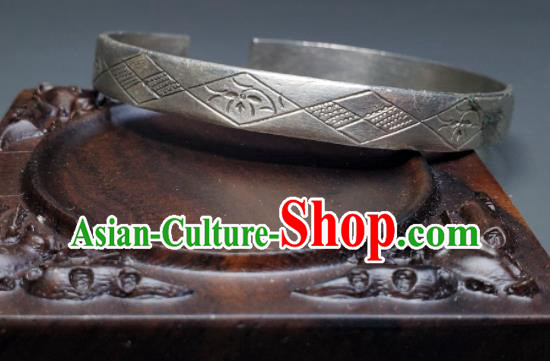 China Ancient Imperial Consort Bracelet Traditional Silver Carving Wristlet Accessories Handmade Qing Dynasty Bangle Jewelry